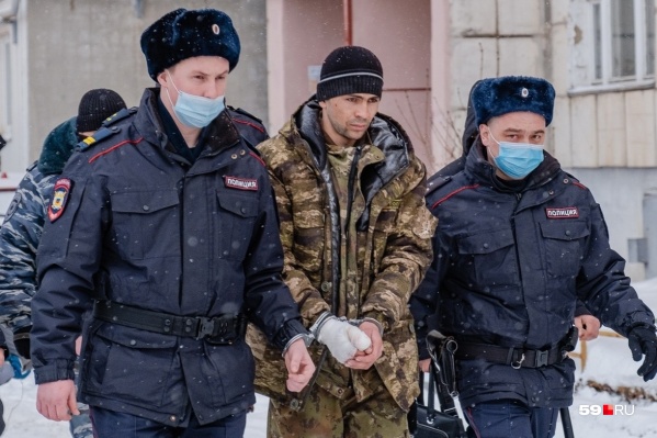 Обвиняемого ведут на следственный эксперимент Обвиняемого ведут на следственный эксперимент