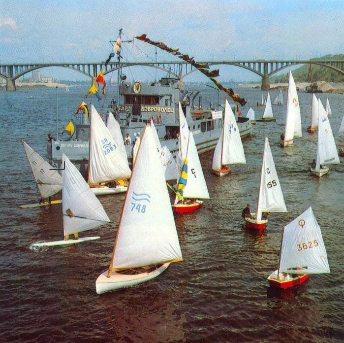 Парусная регата 1987 года. Именно в этом году горьковчане задумались о том, чтобы вновь называться нижегородцами Парусная регата 1987 года. Именно в этом году горьковчане задумались о том, чтобы вновь называться нижегородцами