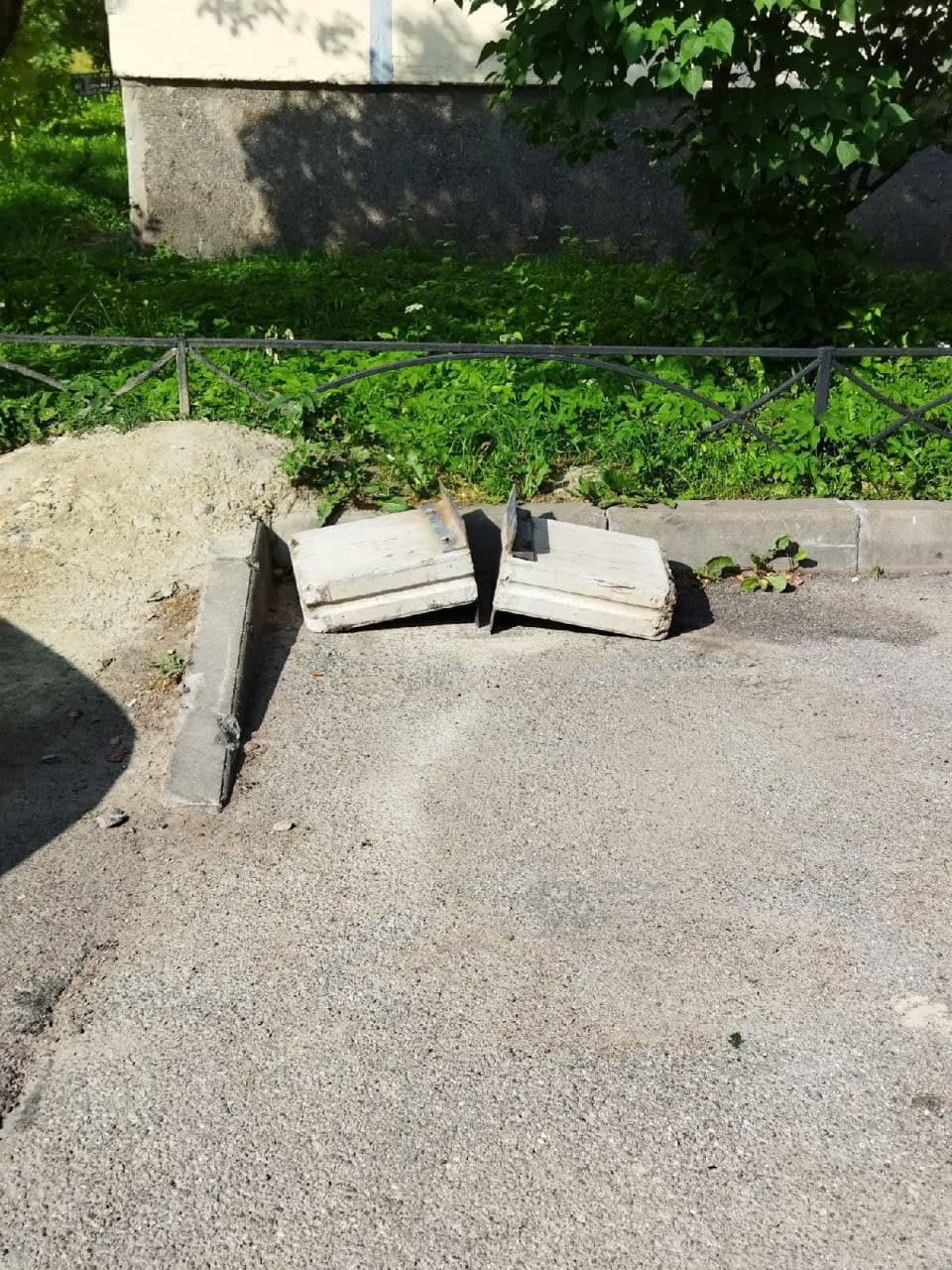 Дачный сезон в разгаре. Из петербургского двора бетонную скамейку не спеша увезли на веревке за автомобилем