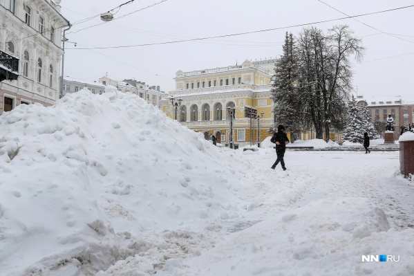 Горы снега сейчас возвышаются по всему городу Горы снега сейчас возвышаются по всему городу