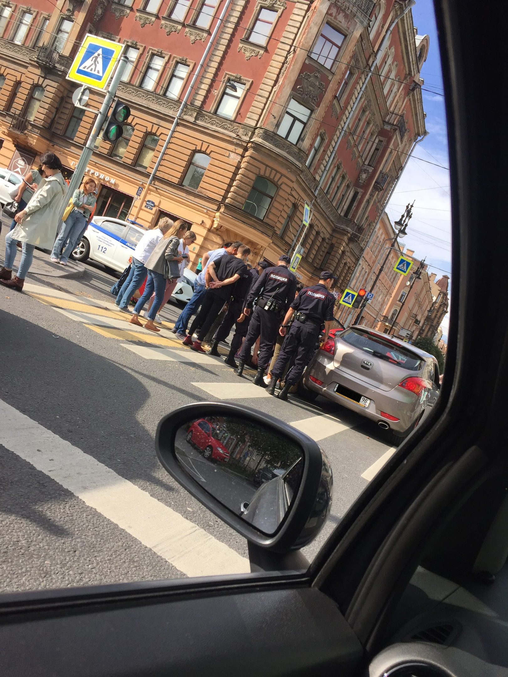 Приступ у водителя спровоцировал пробку в центре Петербурга. Первую помощь оказали полицейские
