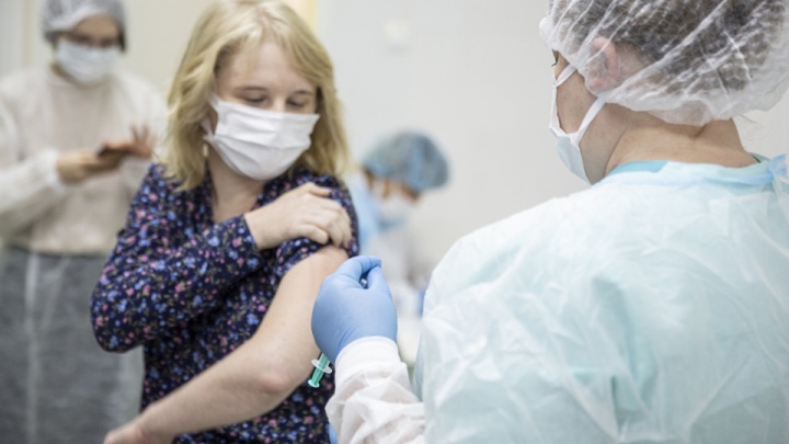 «Краснеет рука и отек — это норма»: инфекционист рассказала о побочных эффектах вакцины от ковида