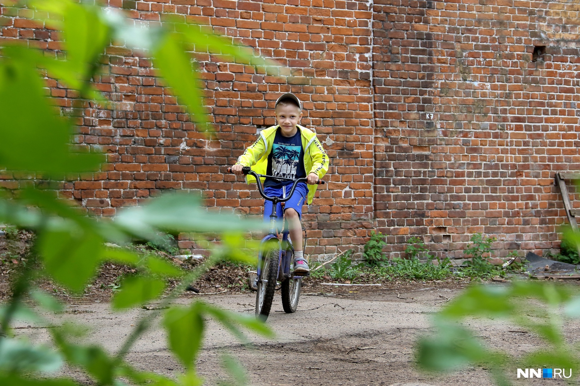 Артём Василенков катается на велосипеде