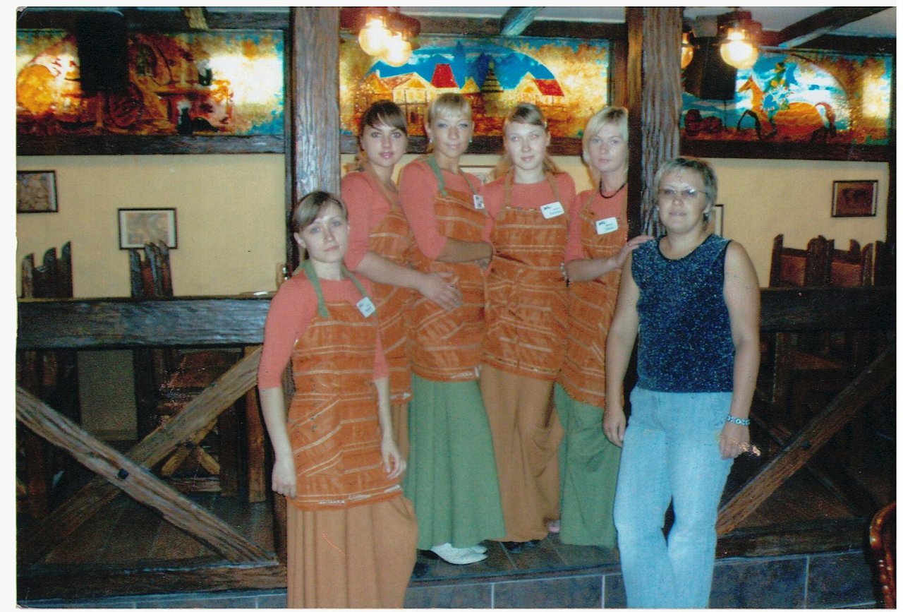 Ирина (третья слева) с коллегами в клубе «Хромая лошадь»
