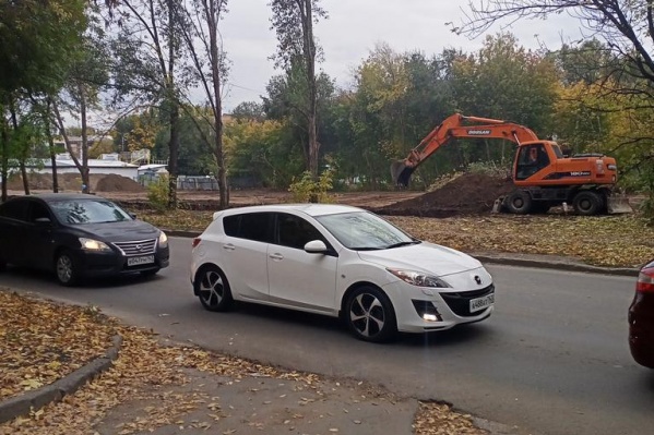 По словам горожан, у экскаватора нет опознавательных знаков По словам горожан, у экскаватора нет опознавательных знаков