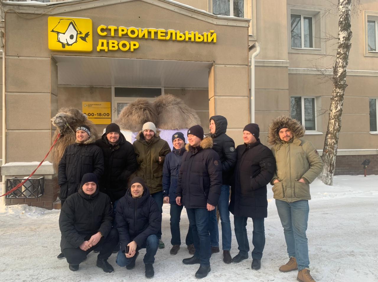 Верблюд в подарок намекает, как непросто нынче работать в сфере строительства. Но мужчины справляются! Верблюд в подарок намекает, как непросто нынче работать в сфере строительства. Но мужчины справляются!