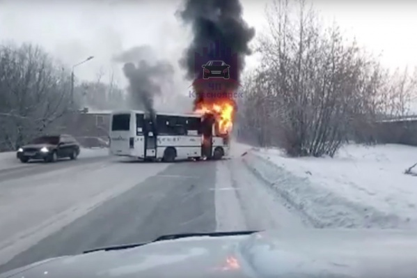 Автобус оказался мгновенно охвачен пламенем Автобус оказался мгновенно охвачен пламенем