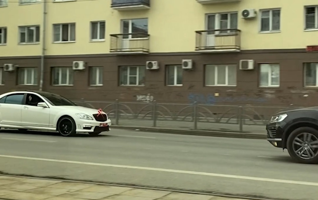 Ехал задом наперед: в Екатеринбурге сняли на видео свадебный кортеж, который «танцевал» на дороге