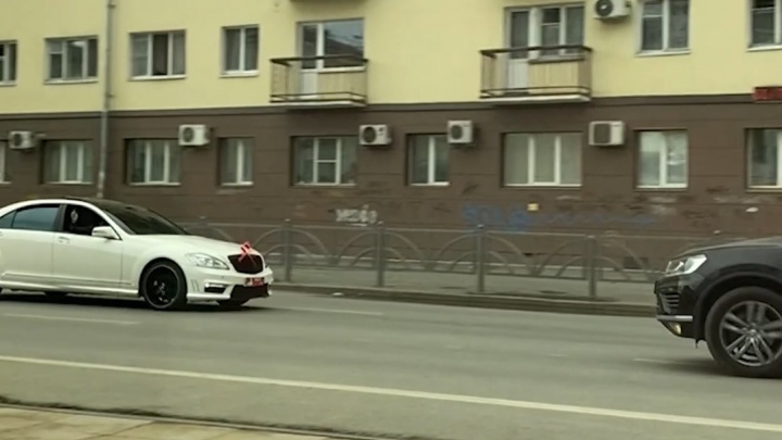 Ехал задом наперед: в Екатеринбурге сняли на видео свадебный кортеж, который «танцевал» на дороге