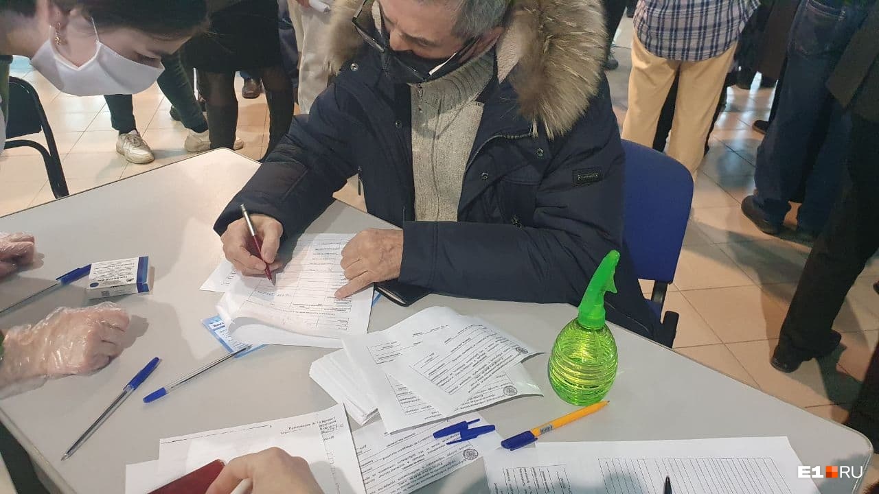 Перед вакцинацией человек должен был заполнить документы Перед вакцинацией человек должен был заполнить документы