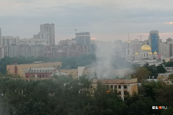 Дымом накрыло центр города Дымом накрыло центр города