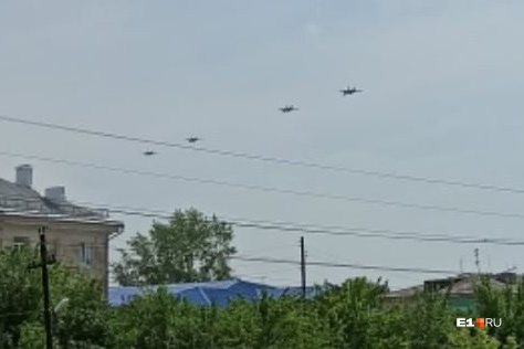 Около полудня четыре истребителя пролетели над городом Около полудня четыре истребителя пролетели над городом