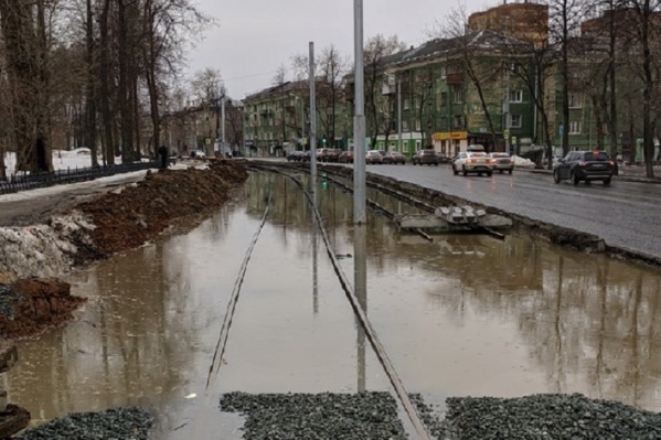 Улицу Уральскую затопило в том месте, где только что проложили новые рельсы Улицу Уральскую затопило в том месте, где только что проложили новые рельсы