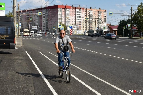 Большая часть Комсомольского проспекта — это по две автомобильные полосы в каждом направлении, плюс одна автобусная и одна велосипедная Большая часть Комсомольского проспекта — это по две автомобильные полосы в каждом направлении, плюс одна автобусная и одна велосипедная