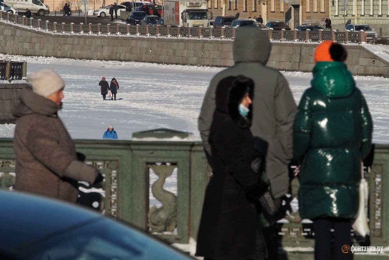 Что делать в питере зимой. Люди на льду в Питере. Люди на Фонтанке на льду. Лед в Санкт-Петербурге. Прогулка по льду Фонтанки в декабре 2021.