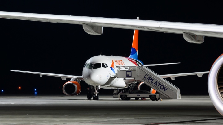 Четыре самолета экстренно сели в Ростове из-за сильного снегопада в Краснодаре