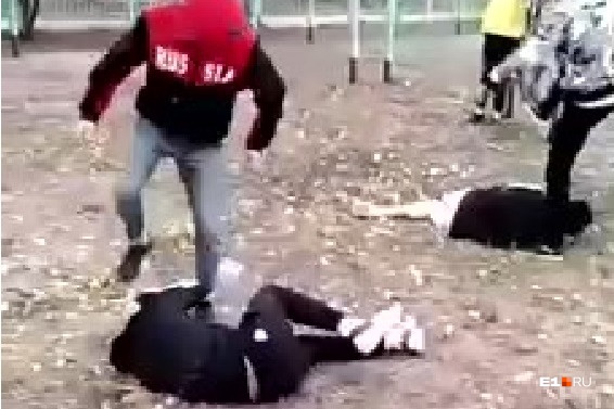 Подростки прыгали на головы лежачих Подростки прыгали на головы лежачих