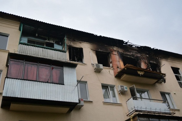 В квартире начался сильный пожар после взрыва В квартире начался сильный пожар после взрыва