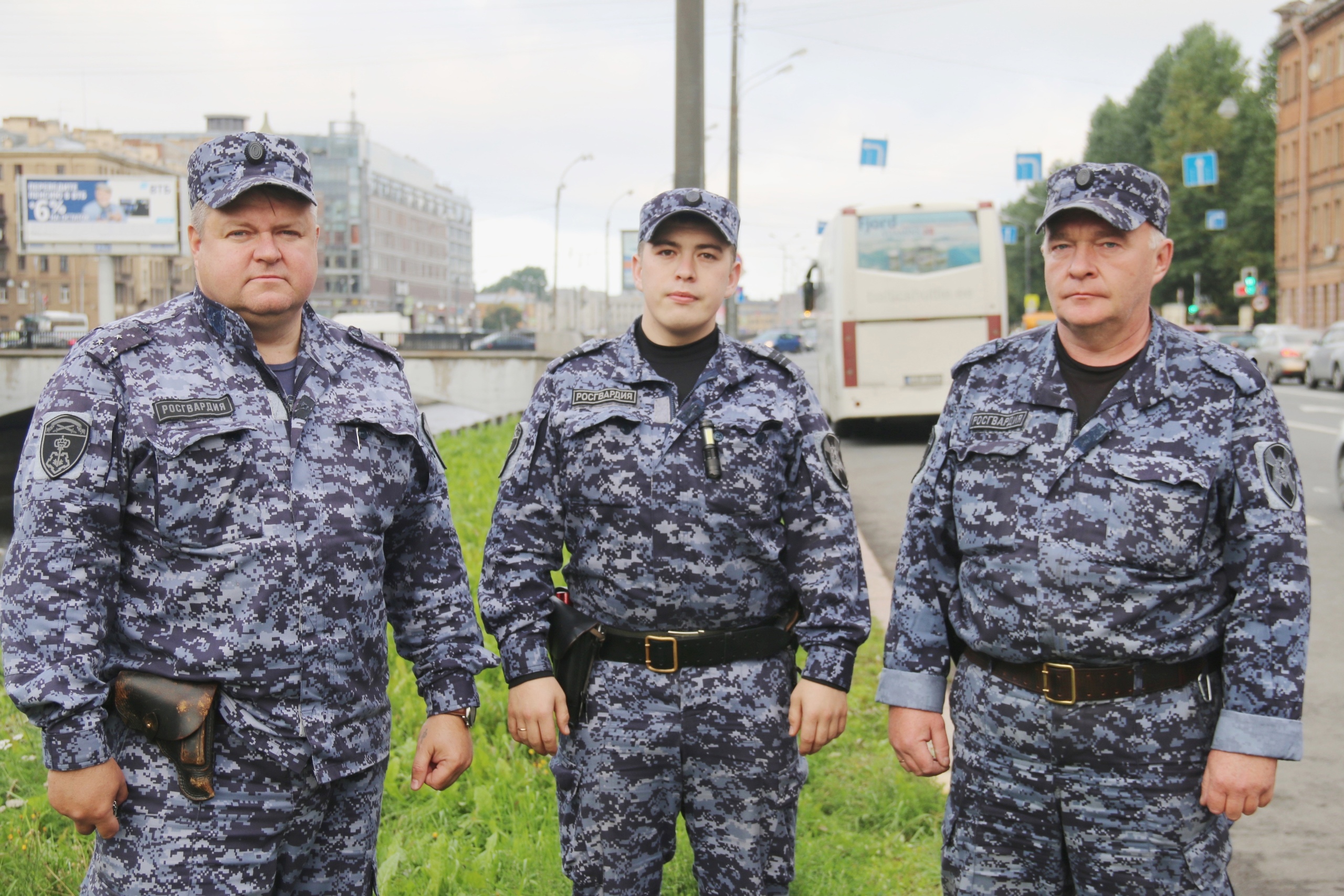 Росгвардейцы с тросом забалтывали «запертую» в Обводном канале купальщицу, пока к ней ехали спасатели