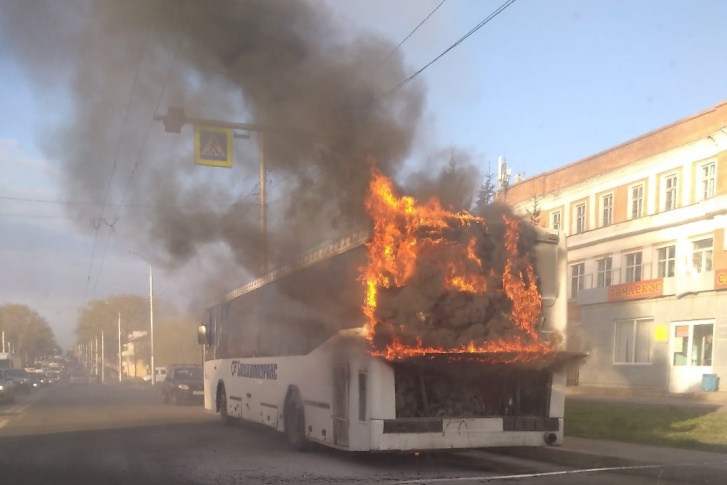 Автобус загорелся прямо на остановке Автобус загорелся прямо на остановке