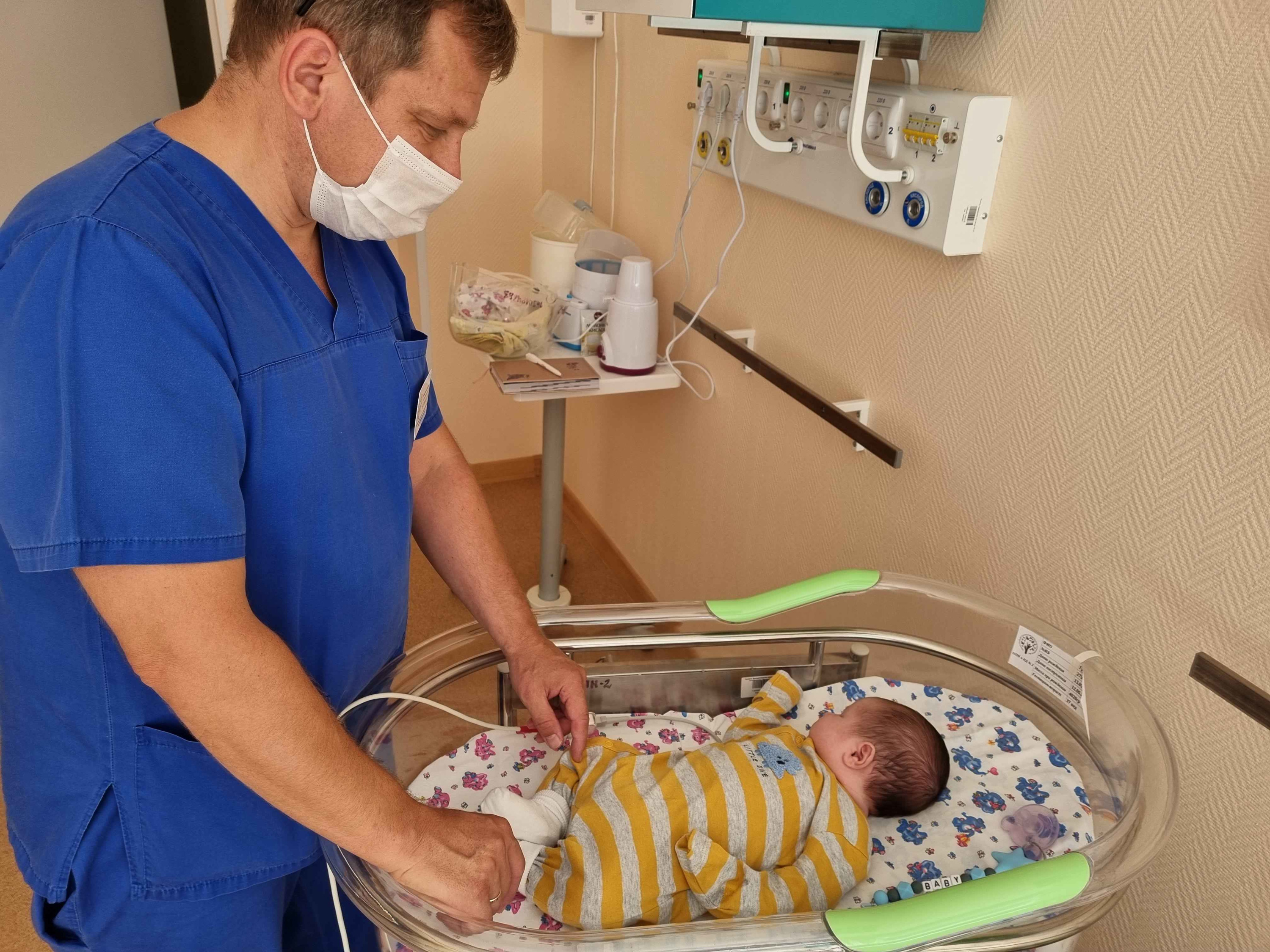 Уральские врачи спасли жизнь месячного малыша, который родился с нарушением сердечного ритма