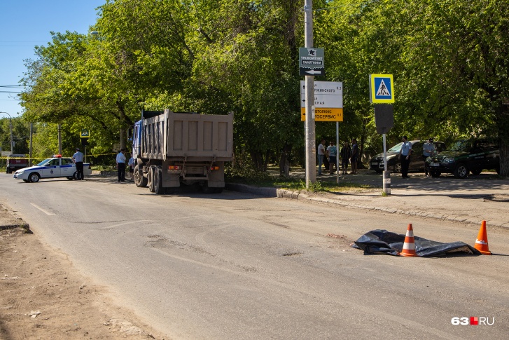 Место происшествия оцепили инспекторы ГИБДД Место происшествия оцепили инспекторы ГИБДД