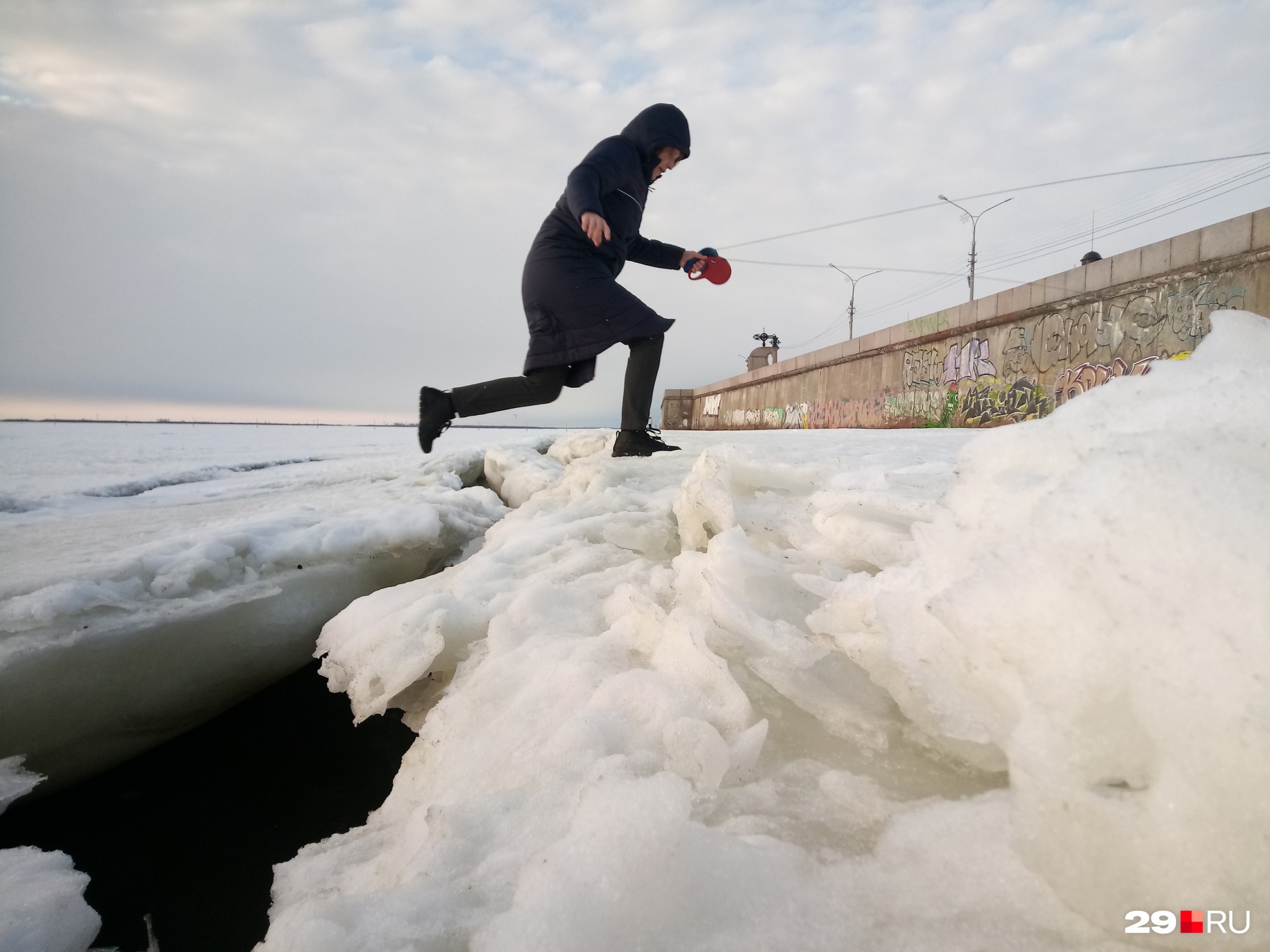 Правда, с потеплением прогулки по городу превращаются в самый настоящий квест Правда, с потеплением прогулки по городу превращаются в самый настоящий квест