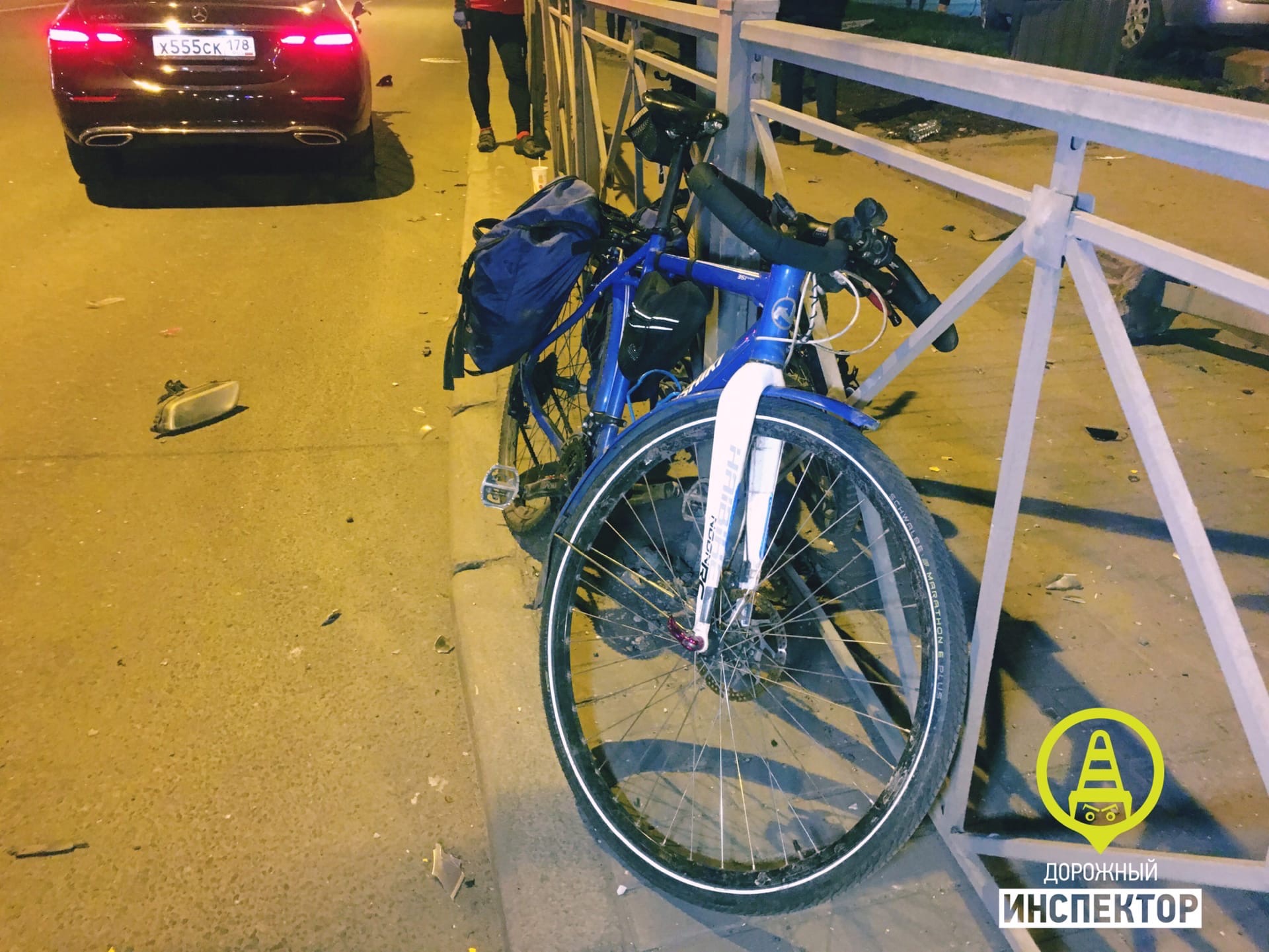 В Петербурге на Загородном «Хёндэ» поймал «Мерседес» и сбил женщину с велосипедом