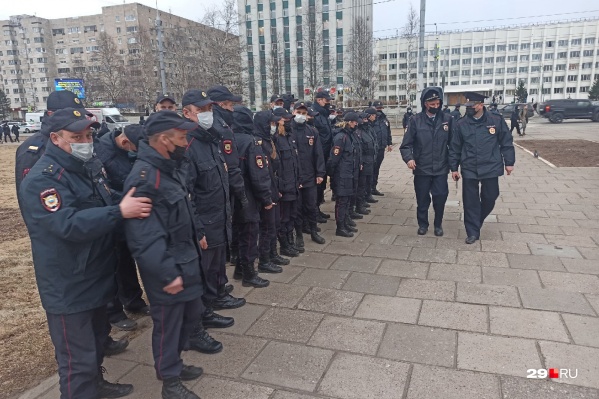 Колонна полицейских пришла на место сбора Колонна полицейских пришла на место сбора