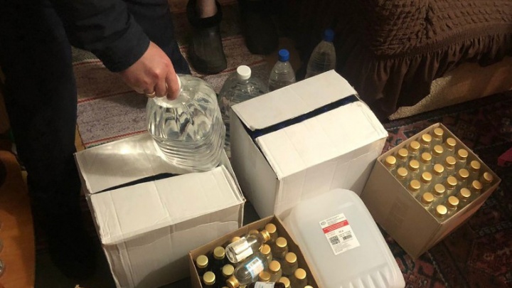После массового отравления суррогатом на Урале полиция изъяла 12,5 тонны алкоголя