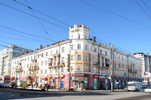 Угловой дом с башней и лепниной, который стоит на пересечении улиц Маяковского и Богдана Хмельницкого, был построен в 1950 году Угловой дом с башней и лепниной, который стоит на пересечении улиц Маяковского и Богдана Хмельницкого, был построен в 1950 году