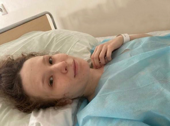 «Первая в моей жизни операция»: Монеточка опубликовала фото из больничной палаты