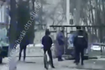 Мужчину повалили на землю Мужчину повалили на землю