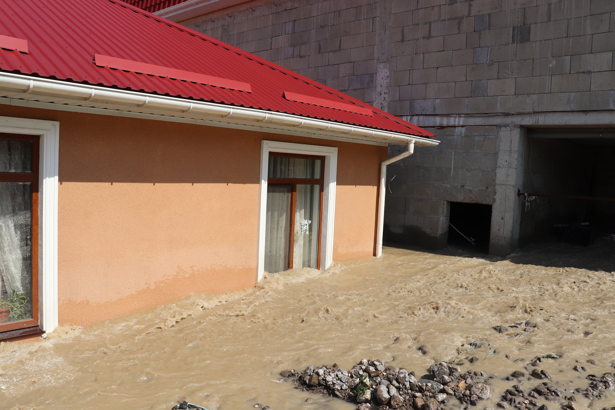 Вода поднималась до оконных проемов Вода поднималась до оконных проемов