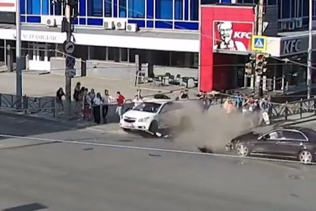 Mercedes ехал на красный: появилось видео момента, когда Chevrolet отбросило на тротуар у «Гринвича»