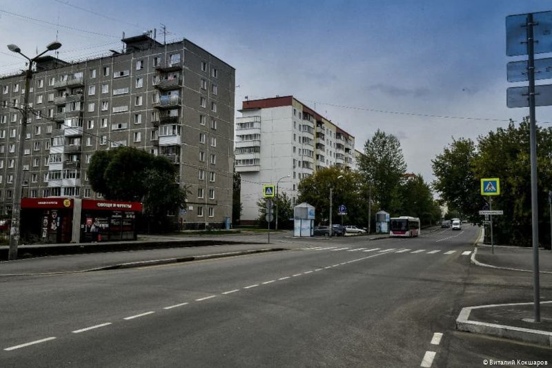 На улице установили новый бортовой камень, обустроили тротуары, перенесли фонари На улице установили новый бортовой камень, обустроили тротуары, перенесли фонари