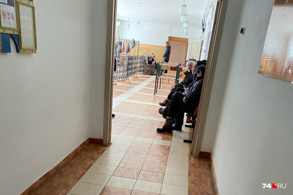 Еще часть людей разместили в классах Еще часть людей разместили в классах