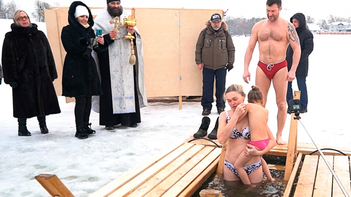 «Это обнуление»: ярославцы объяснили, зачем они купаются в крещенской проруби. Видео