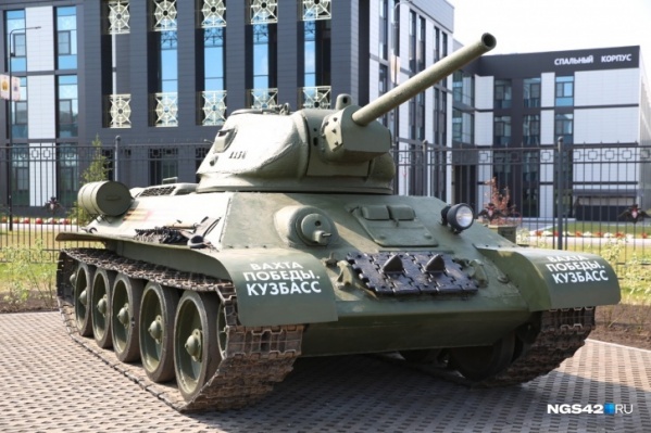 После торжественного шествия в честь <nobr class="_">75-летия</nobr> Победы танк установили возле президентской «кадетки» После торжественного шествия в честь <nobr class="_">75-летия</nobr> Победы танк установили возле президентской «кадетки»