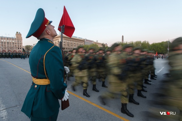 Пока одни шагают торжественным <nobr class="_">маршем —</nobr> другие зарабатывают Пока одни шагают торжественным <nobr class="_">маршем —</nobr> другие зарабатывают