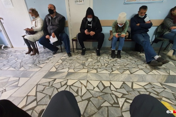 Пациенты вынуждены подолгу ожидать в коридорах Пациенты вынуждены подолгу ожидать в коридорах