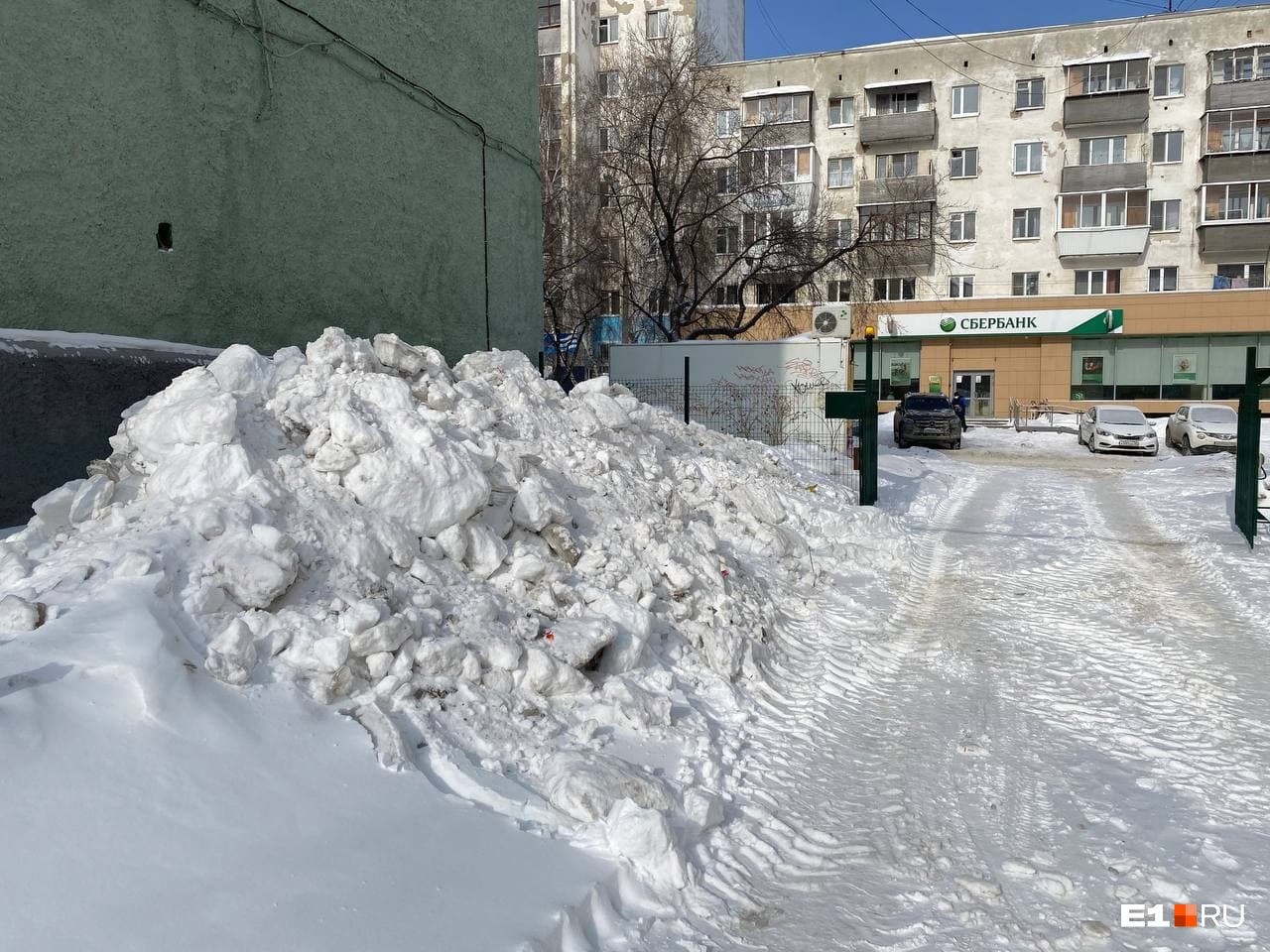 Управляющие компании екатеринбурга. Двор завален снегом. Екатеринбург сугробы. Сугробы дворы Екатеринбургё. Снег Екатеринбург 2021.