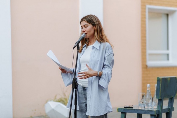 Яна — автор стихотворения про пальто, локоны и самое простое, что тиражируют в статусах тысячи волгоградских девочек Яна — автор стихотворения про пальто, локоны и самое простое, что тиражируют в статусах тысячи волгоградских девочек