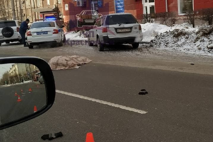 Перчатки разбросало в разные стороны Перчатки разбросало в разные стороны