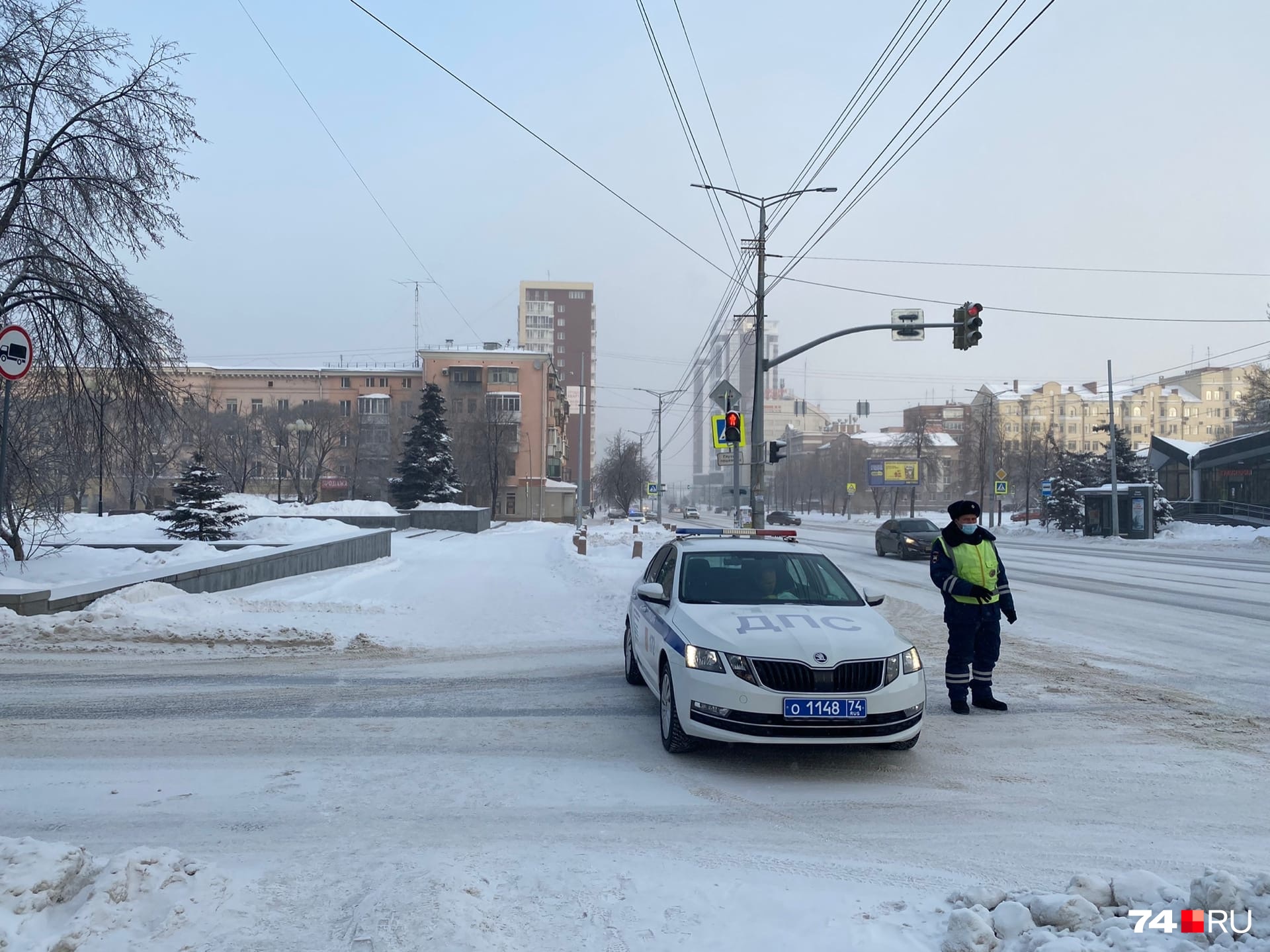 С этой стороны проезд тоже перекрыт силовиками С этой стороны проезд тоже перекрыт силовиками