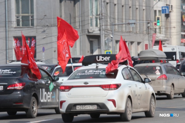 Автомобили проехали по центру города Автомобили проехали по центру города