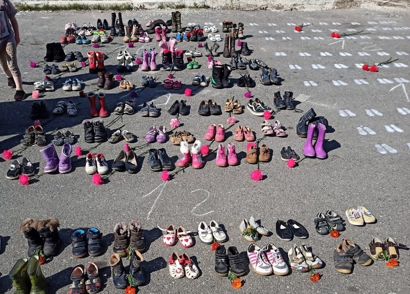В Серове провели акцию против абортов — на улице у храма выставили несколько сотен пар детской обуви