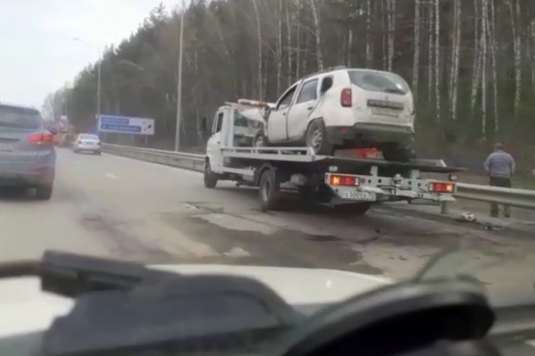 Из-за аварии движение по оживленному тракту осуществляется в одну полосу Из-за аварии движение по оживленному тракту осуществляется в одну полосу