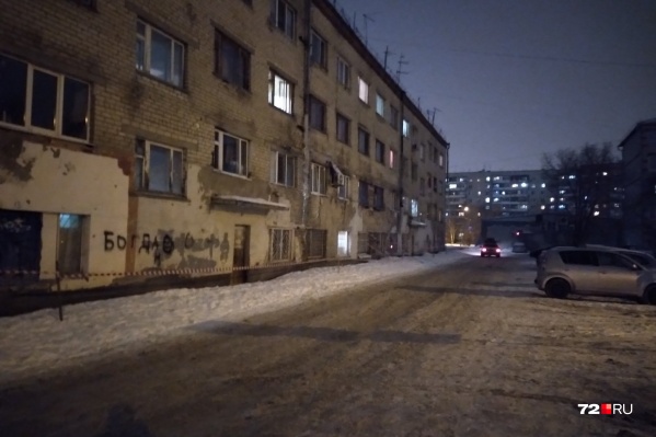 Из общежития вывезли около 100 человек Из общежития вывезли около 100 человек