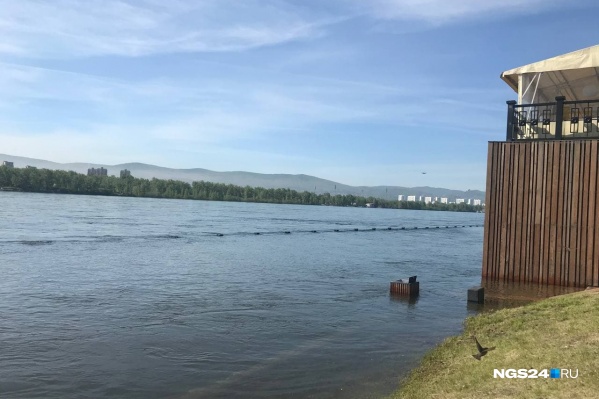 Вода местами скрыла ограждение на набережной у КИЦа Вода местами скрыла ограждение на набережной у КИЦа